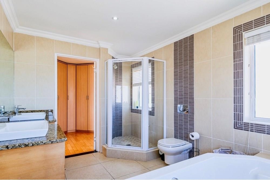 5 Bedroom Property for Sale in Kingswood Golf Estate Western Cape